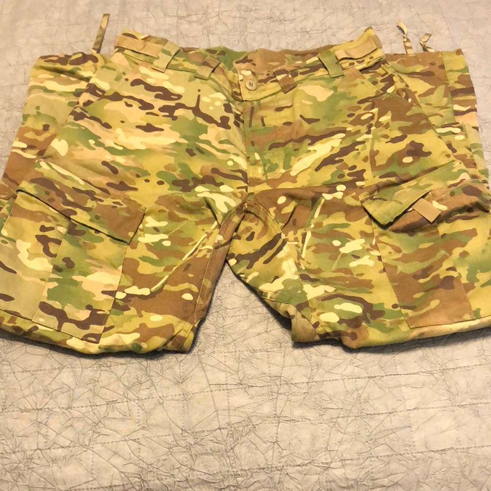 Camouflage Pants , Medium Regular .
